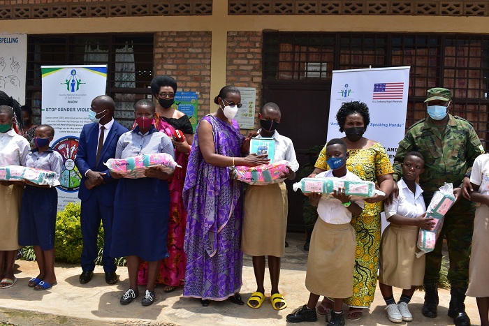 Abana bafite ubumuga muri GS Rukingu mu karere ka Rulindo bishimiye ibikoresho by'isuku bahawe