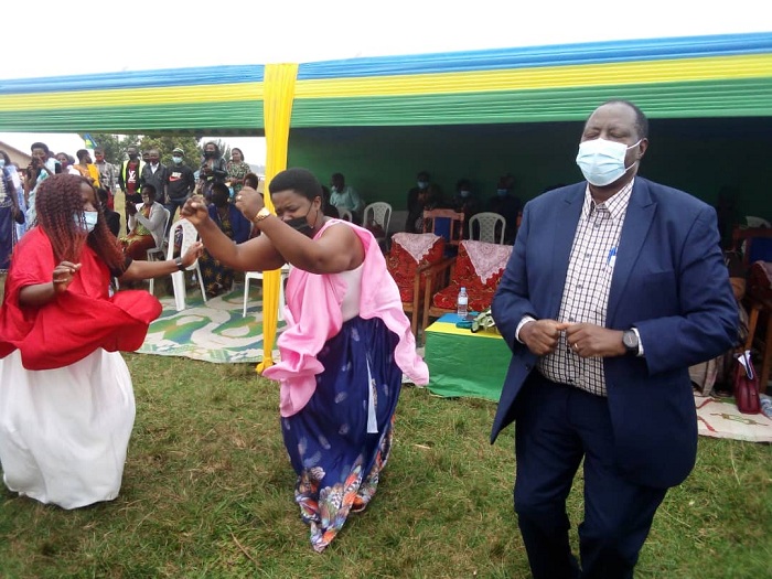 Abasenateri bacinya akadiho ubwo bitabiraga umunsi w'umugore mu Karere ka Burera