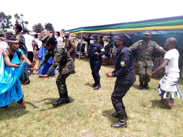 Ingabo n'abapolisi kazi mu Karere ka Musanze basusurukije abitabiriye umunsi wahariwe umugore