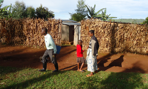 Uyu mugore arasaba ko ubuyobozi bwamufasha kubona uburyo asubira iwabo kubera umugabo we amuhohotera. Umugabo uri mu ifoto ni umukuru w