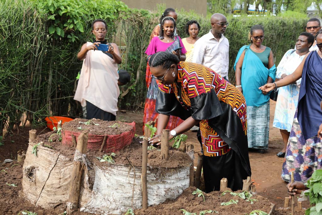 Bateye imboga zizafasha mu kurwanya imirire mibi