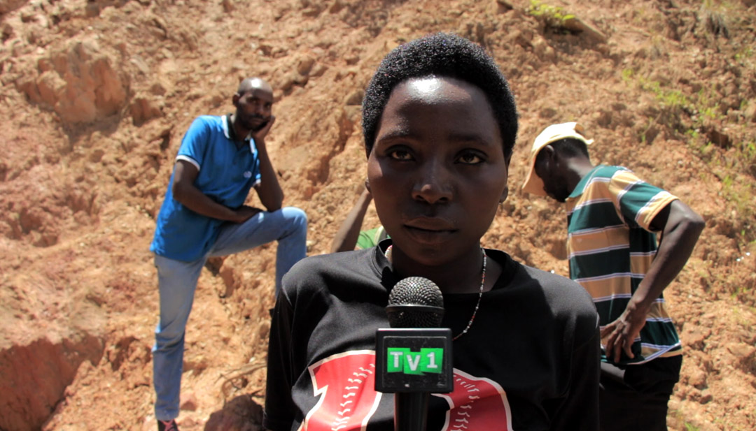 Umugore wa Baranyeretse yirirwa aha hamwe na mugenzi we