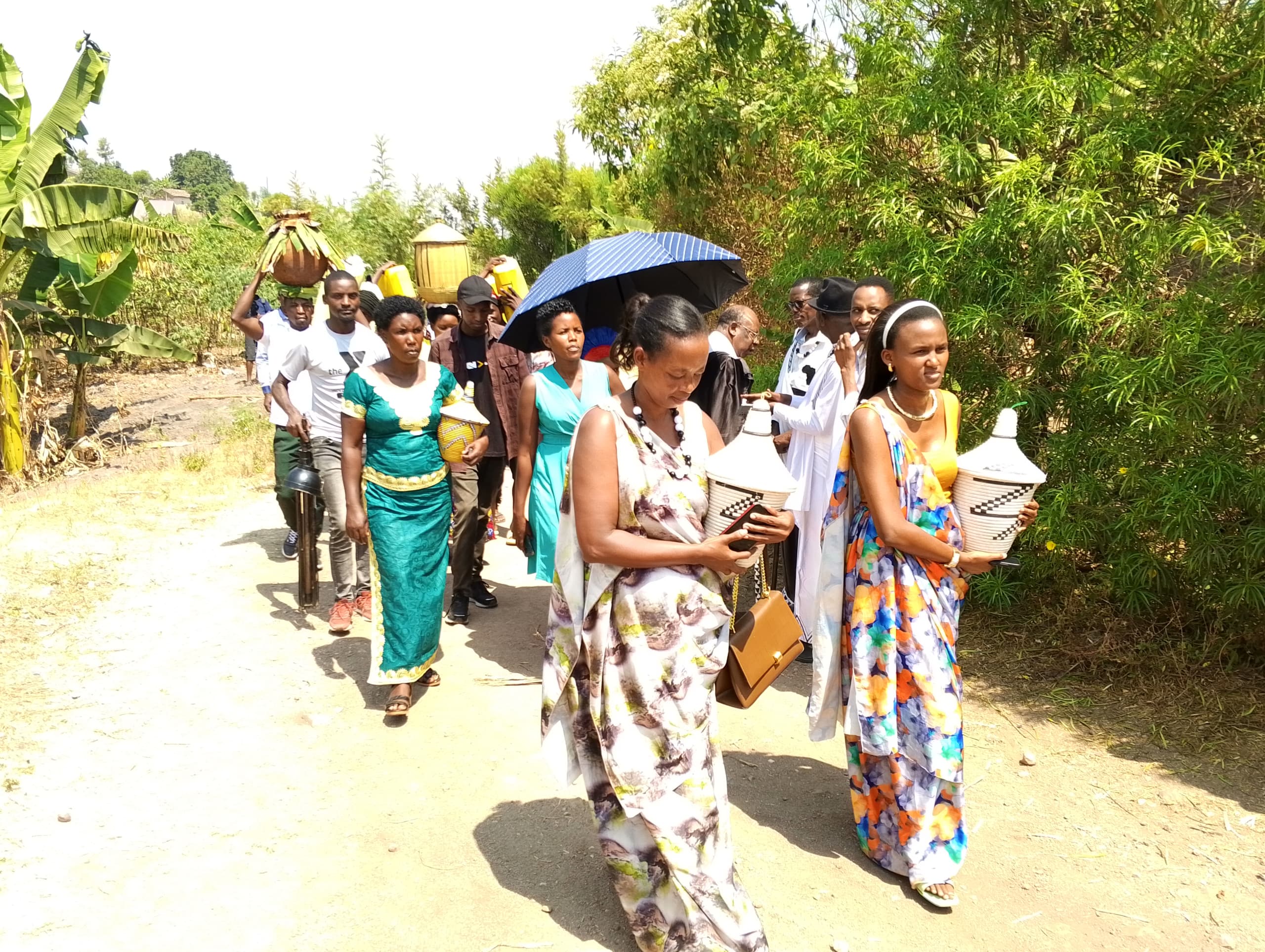 Umugore wa Rutangarwamaboko na bagenzi be bari batwaye ibiseke