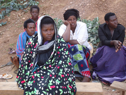 Nyiramahirwe Donatha wipfutse igitambaro mu mutwe hamwe n