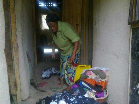 Nyuma yo kurwana, umugore yakusanyije ibikoresho byo mu rugo byahungabanyijwe n