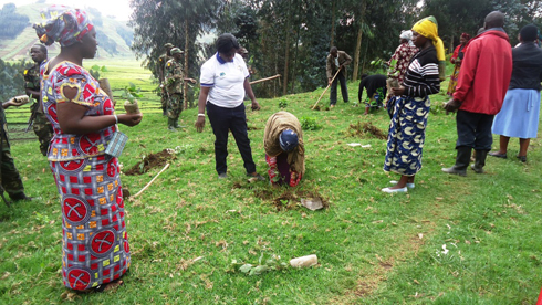 Abagore bo mu cyaro bitabiriye igikorwa cyo gutera ibiti mu rwego rwo kubungabunga umuhanda Musanze-Rubavu no kwihesha agaciro.