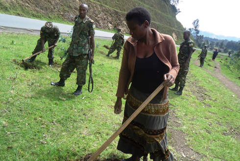 Irampaye Celine avuga ko umugore wo mu cyaro nawe agomba kugira uruhare mu kwiyubakira igihugu no kugiteza imbere.