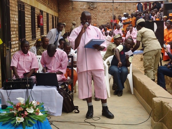 Umugororwa uhagarariye abandi asobanura uburyo babayeho muri gereza.