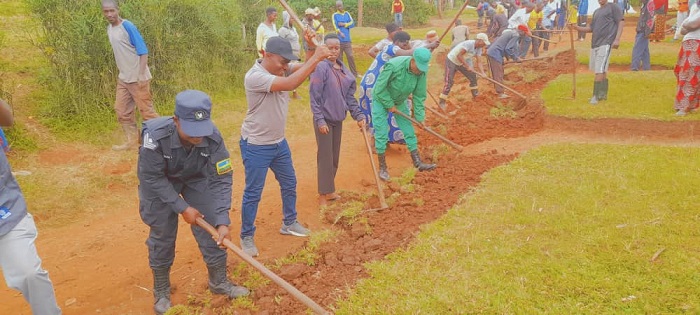 Kirehe hasibwe ibinogo mu muhanda kugira ngo urusheho kuba nyabagendwa
