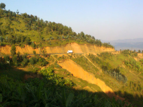 Dore uko hameze urebeye hakurya ku wundi musozi.