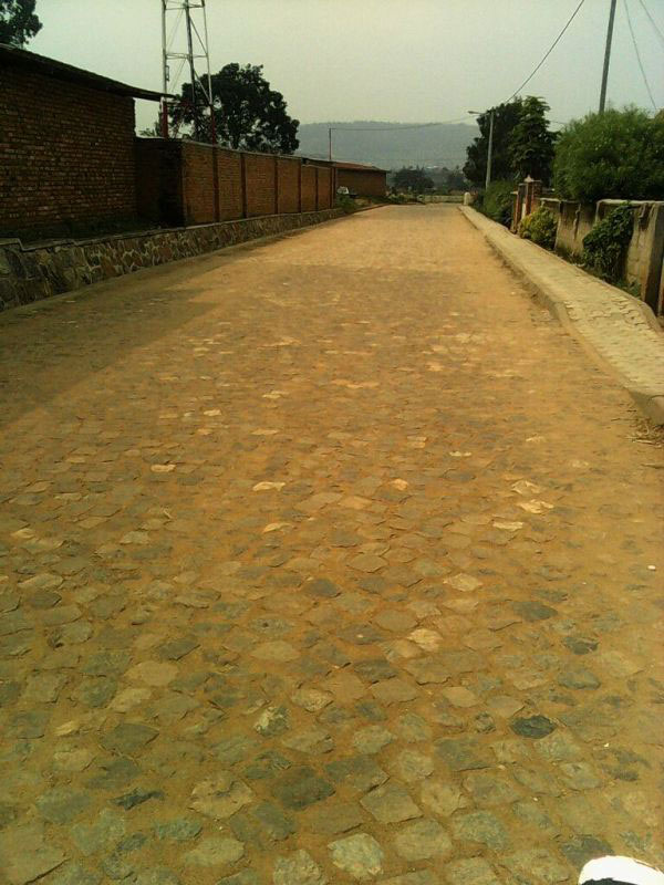 Abubatse umuhanda w'amabuye uzenguruka ku murenge wa Runda mu karere ka Kamonyi nabo ngo ntibishyuwe.