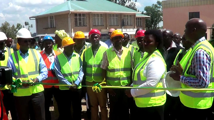 Minisitiri w'Umutungo Kamere, Dr Vincent Biruta, atangiza ibikorwa byo kubaka imihanda mu Mujyi wa Muhanga.