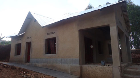 Umuhanda wahanzwe n'abaturage wubatswemo inzu.