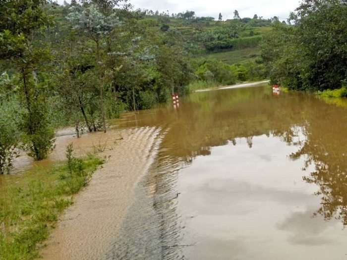 Wambutse ikiraro cya Nyabarongo ugeze mu Ngororero, amazi aba yuzuye mu muhanda ntawe utambuka