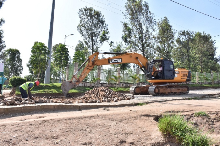 Ahari amabuye arimo gukurwamo ngo hashyirwemo kaburimbo