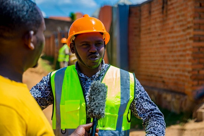 Rurangirwa avuga ko uwo muhanda utamuhenze cyane, agakangurira n'abandi kunganira Leta