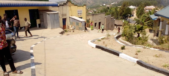 Umuhanda bakoze muri sima, umucanga n'amabuye utuma isuku irushaho kunoga