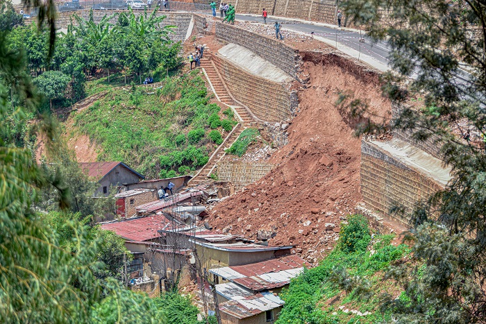 Umuhanda waridukiye amazu atatu agizwe n