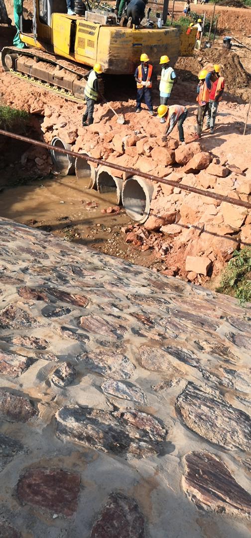 Umuhanda watangiye gusanwa