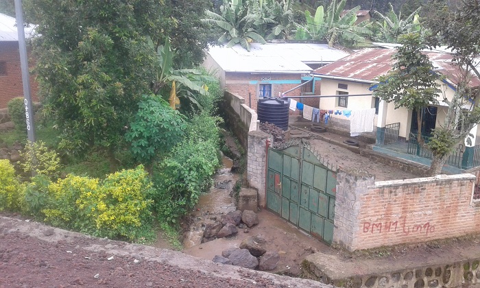 Imodoka y'uyu muryango ntibasha kugera mu rugo nyuma yuko babafungiye inzira