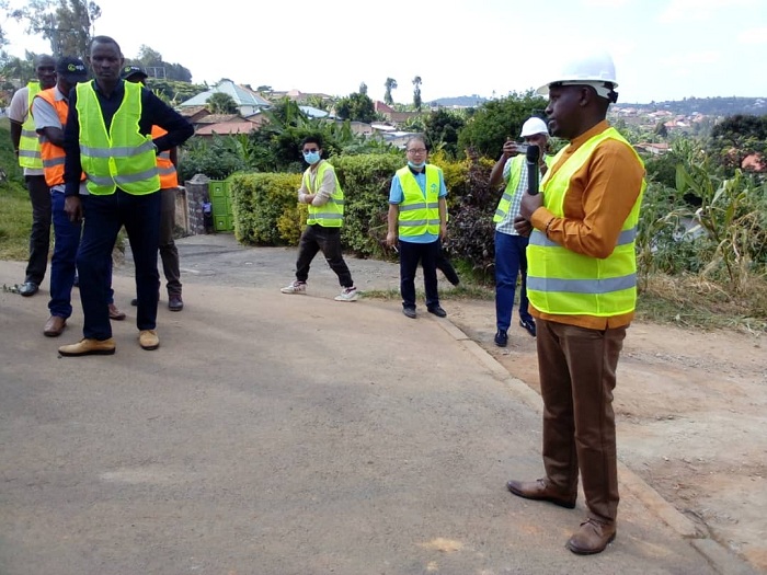 Umuyobozi w'akarere wungirije ushinzwe ubukungu avuga ko imihanda izuzurira igihe kuko amafaranga ateganyijwe amwe yishyuwe