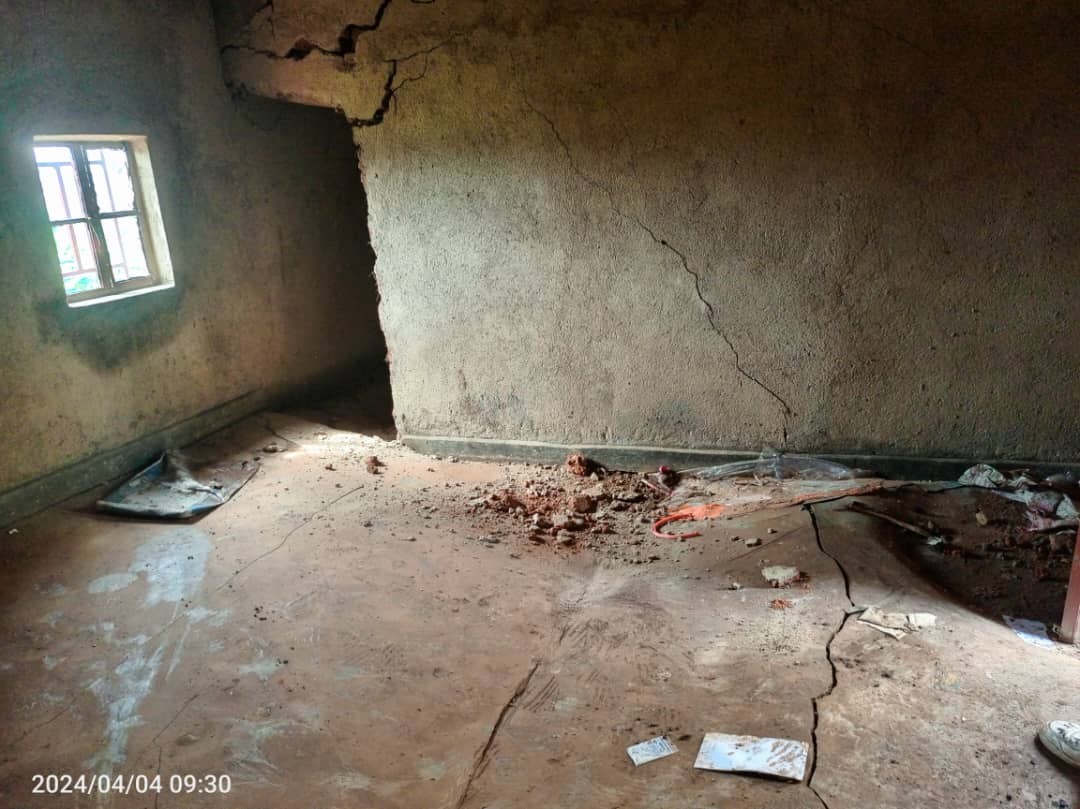 Amazi yuzuye mu nzu yayisize hamwe n'ubwiherero n'ubwogero byegeranye byitse