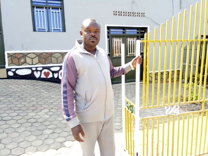 Nsabimana avuga ko bazakomeza kugeza bubatse umuhanda ahantu hanini