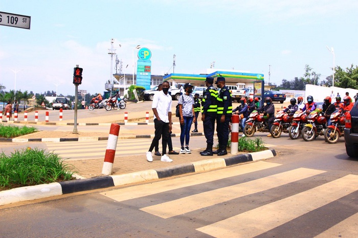 Abapolisi barasobanurira abanyamaguru uburyo bwiza bwo kwambuka umuhanda birinda impanuka