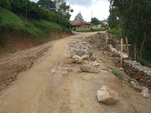 Imirimo yo kubaka umuhanda ugana ku karere ka Ngororero yaratangiye.