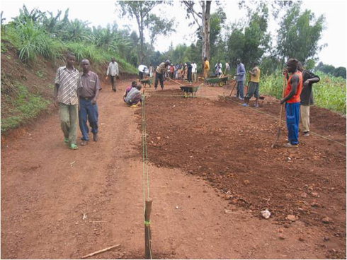 Bamwe mu bakoraga umuhanda Batima-Nzangwa.