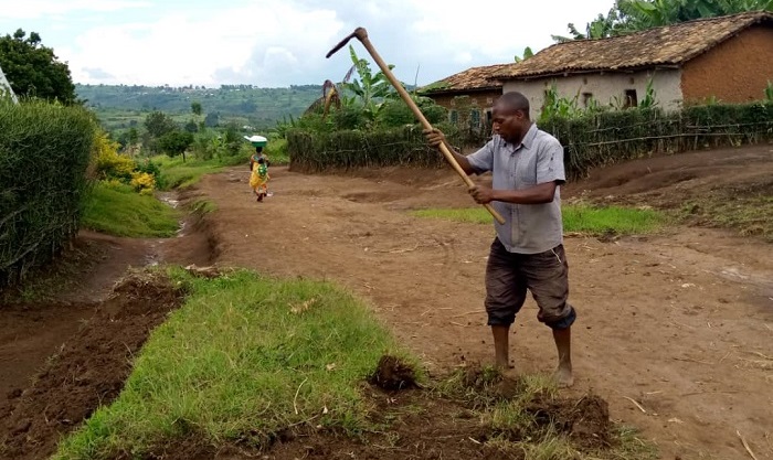 Rukundo yafashe umwanya we muri guma mu rugo atunganya umuhanda
