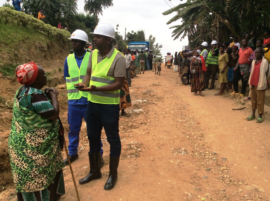 Ubuyobozi bwizeza abaturage ko uyu muhanda Nyange-Gatumba watangiye gukorwa kandi uzuzura vuba