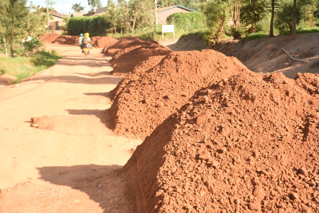 Umuhanda Rugobagoba-Mukunguri batangiye kuwurundamo reterite ariko ivumbi ryawo ryari rirembeje abaturage