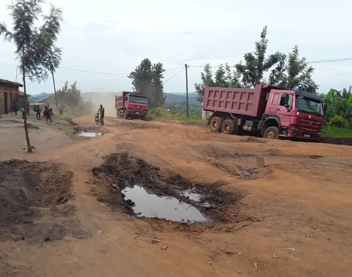 Umuhanda Rugobagoba-Mukunguri ukoreshwa cyane n'amakamyo azwi nka HOWO atunda umucanga