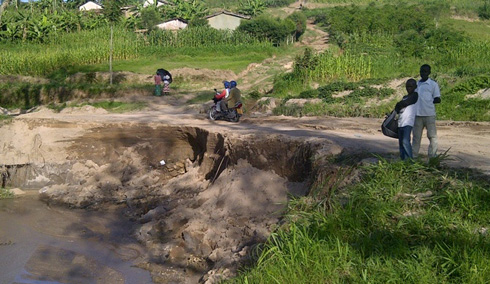 Abaturage bareba uko umuhanda wabo wangiritse.