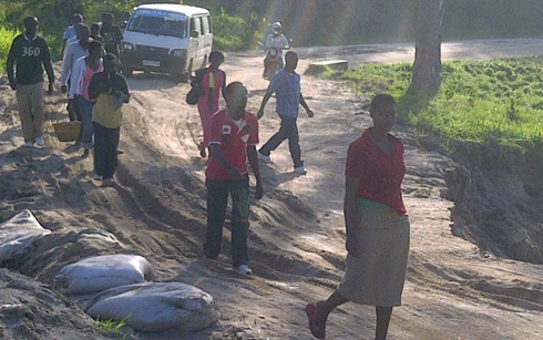 Iyi tagisi irahagarara abagenzi bakabanza bakavamo kugirango uburemere bube buke.