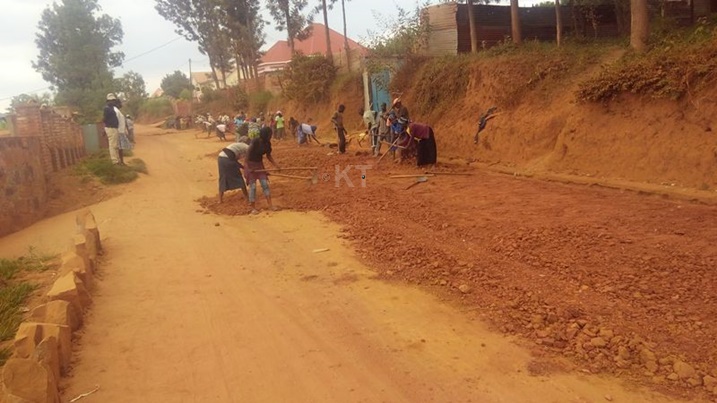 Umuhanda wa Ruyenzi - Gihara - Nkoto urimo gukorwa na gahunda ya VUP.