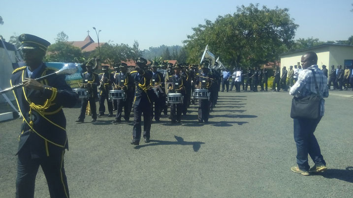 Uyu muhango wabimburiwe n'akarasisi k'abapolisi.