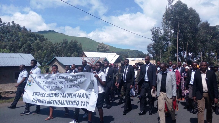 Umuhango wo gushyingura wabanjirijwe n'urugendo rwo kwibuka Abatutsi bishwe muri Jenoside yabakorewe mu 1994.