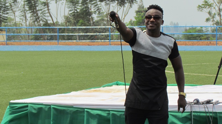 Umuhanzi Mani Martin na we ni umwe mu bafashijwe na Mwanukundwa.