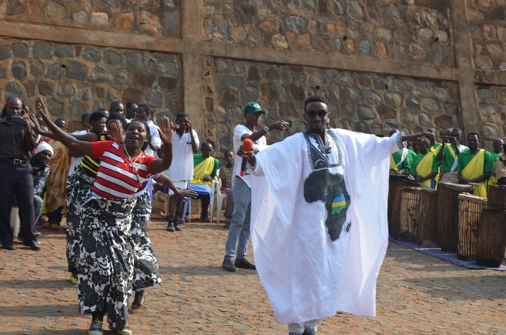 Umuhanzi Marchale uvuka ku Nkombo ateza imbere imbyino zabo.