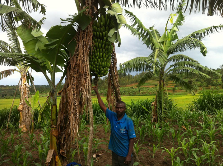 Bana aravuga ko ubuhinzi bwo kuhira bwamukuye mu bukene.