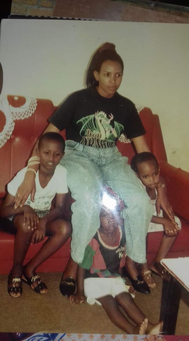 Ifoto igaragaramo Umuhoza Olive (ubanza ibumoso) nyuma gato ya Jenoside yakorewe abatutsi