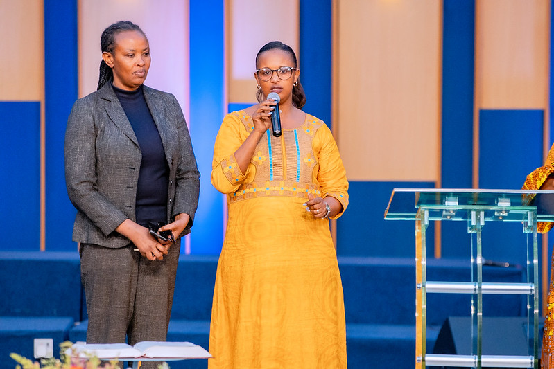 Umuhoza Olive (ufite indangururamajwi) hamwe na Joy 