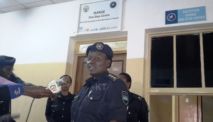 Umuhuzabikorwa w'ibigo bya Isange One Stop, CIP Shafiga Murebwayire, asobanura imikorere yabyo.