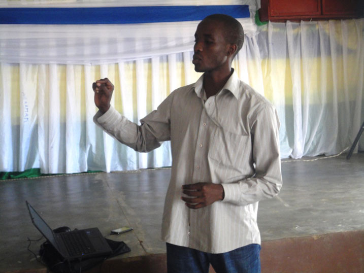 Umuhuzabikorwa w'ibyiciro by'ubudehe Adrien Nizeyimana atangaza ko n'ubumenyi buke bw'abakozi nabwo bwabigizemo uruhare.