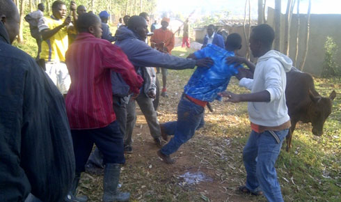 Aha yahungaga abaturage bakamwirukaho bamukubita.