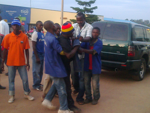 Ukekwaho kwiba Jeans yambaye ingofero y