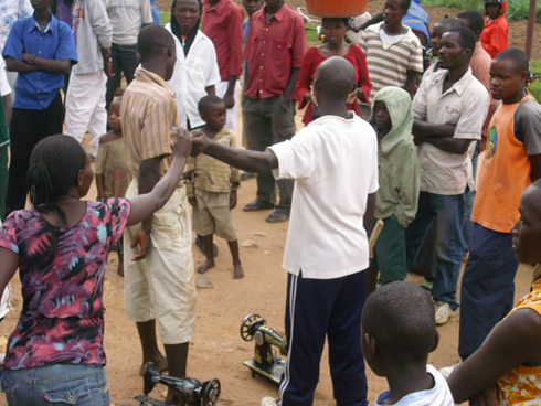 Mbonimpa n'ibyarahani yari yibye akikijwe n'abahisi n'abagenzi bari bamuhururiye.
