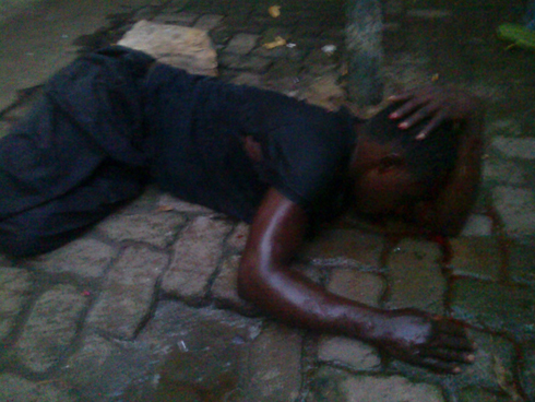 Aha bari bamaze kumukubita bamugize inoge. 